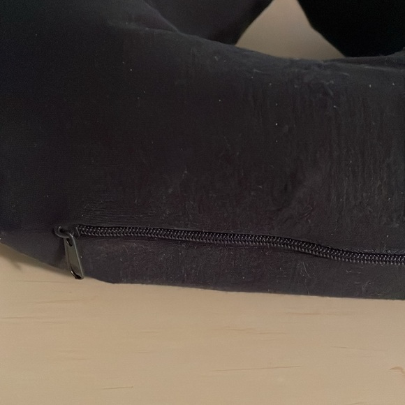 Inflatable travel neck pillow w/ carry case by Lewis N Clark. Great for airplane - Picture 5 of 6